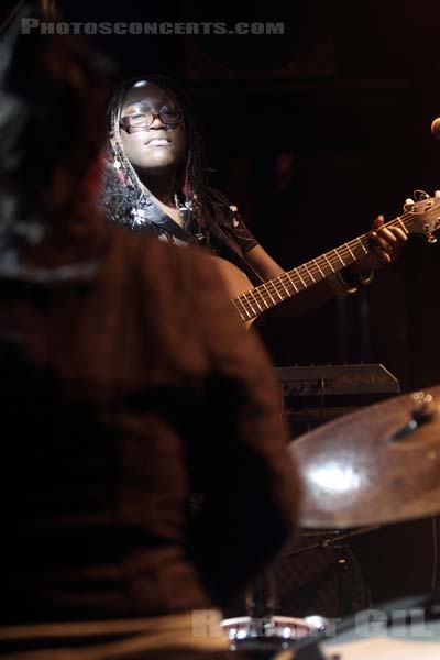MELISSA LAVEAUX - 2011-01-15 - PARIS - La Fleche d'Or - 